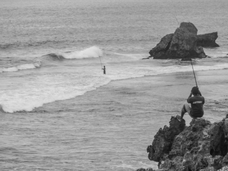 Nelayan Pemancing di Keindahan Pantai ku