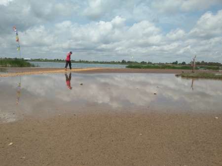 berlari di tepi danau