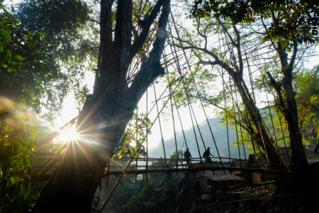 Menyeberangi Jembatan Bambu di Kampung Gajeboh