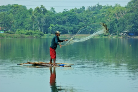 Menjala ikan