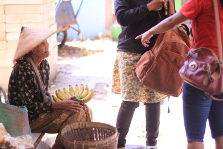 Nenek penjual pisang