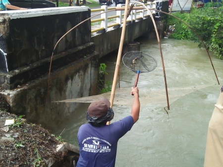 Berburu Ikan Saat Banjir