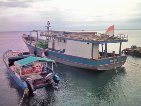 Perahu Taxi Bersandar di Pantai Desa