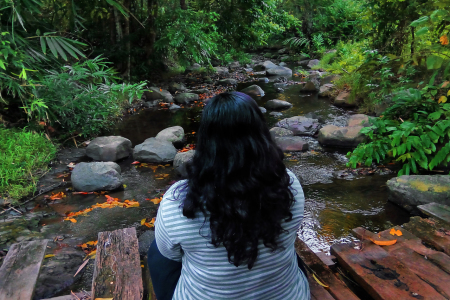 MERENUNG DI TEPI SUNGAI KECIL