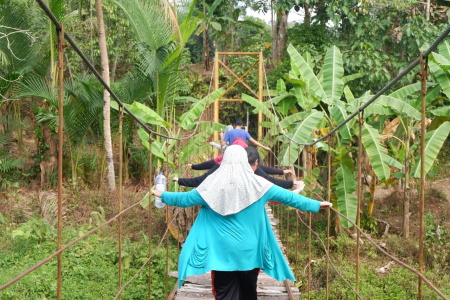 Menyebrangi Jembatan Gantung.