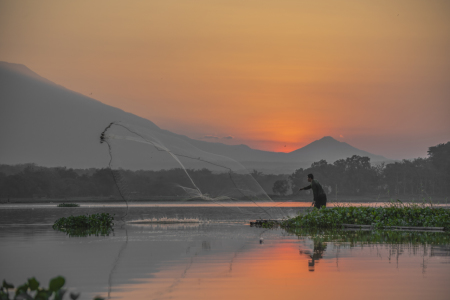 Mencari rejeki di senja hari