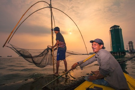 Mencari Ikan di Laut Jakarta