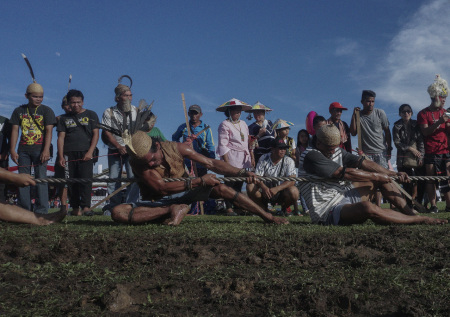 Tarik tambang antar kampung