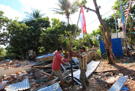 SEMANGAT KEMERDEKAAN DI LOKASI GEMPA