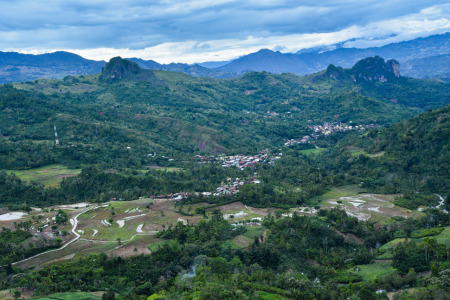 Pemukiman di kaki gunung