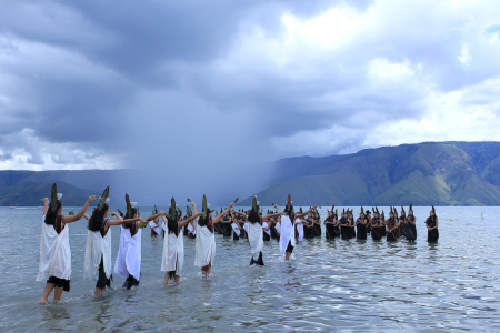 Tari Cawan ritual Manguras Tao