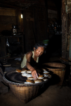 Nenek dan kue surabi