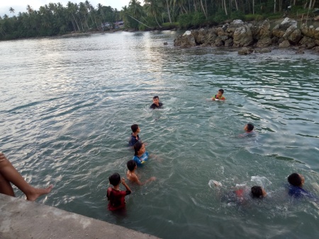 Berenang di pantai pelda