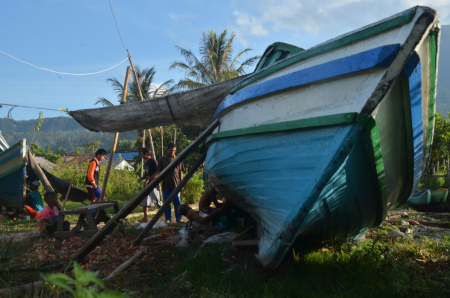 Perbaikan perahu Danau Ranau