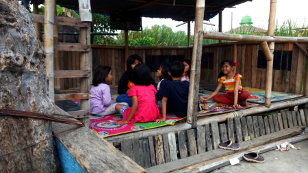 Bermain bersama di saung