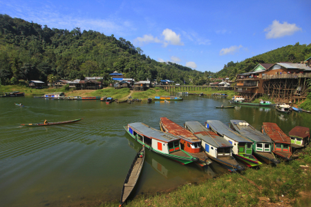 angkutan sungai di desa riam kanan