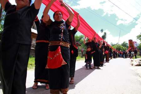 Selendang Merah Raksasa