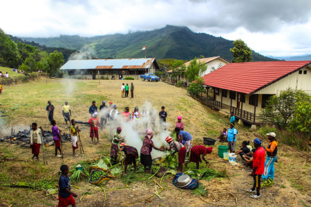 Bakar Batu Warga Kampung Tigeme