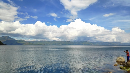 Menguji nasib di pinggiran danau