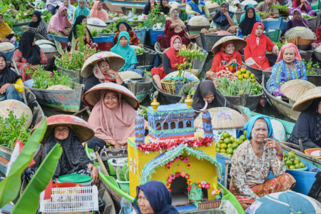 Potret Pesona Pasar Terapung