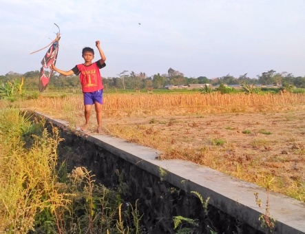 Bermain layang layang