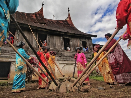 Atraksi Alu Katengtong