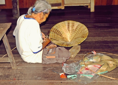 Semangat Seorang Nenek Membuat Caping