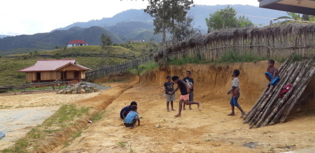 Permainan Lompat Batu Anak-anak Pegunungan Wamena