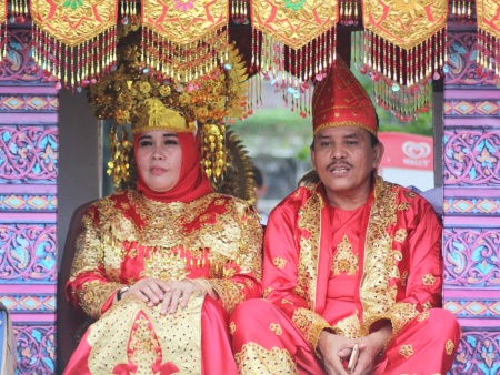 Baju adat padang dalam festival erau