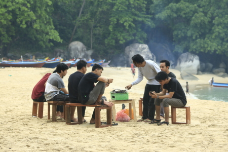 Aktivitas Anak Pulau Di Waktu Senja