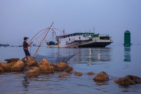 Mencari Ikan di Laut Jakarta