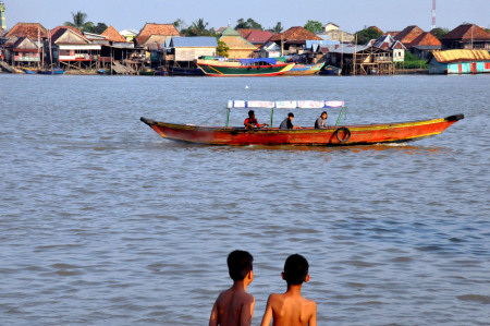 Anak anak Kampung Pinggiran Musi