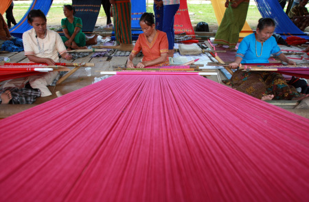 Penenun Kain Khas Toraja