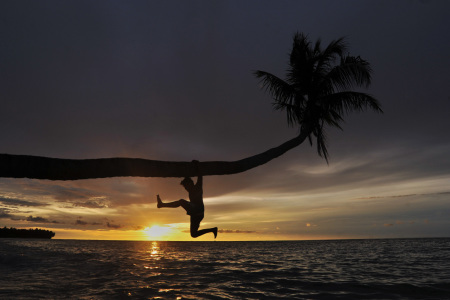 MENIKMATI PANTAI MENTAWAI