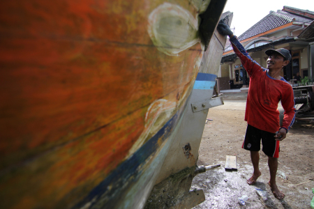 Mencuci perahu di saat libur tidak melaut