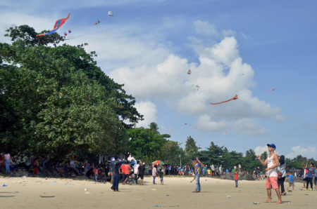 Kita, Layang-layang, dan Pantai