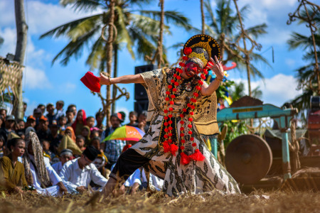 Tari Topeng Cirebon di  Festival 5 Gunung Magelang