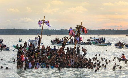 Panjat pinang diatas laut