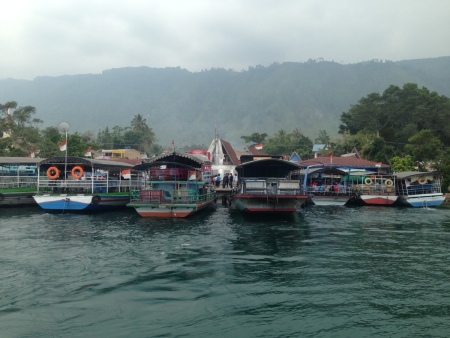 Kapal Penumpang di Pulau Samosir