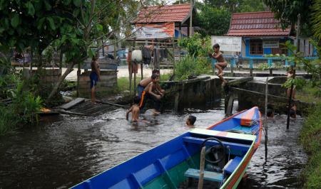 Rutinitas sore anak desa Tanjung Harapan