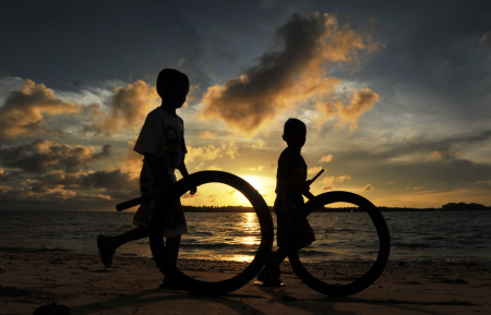 BERMAIN DI PANTAI