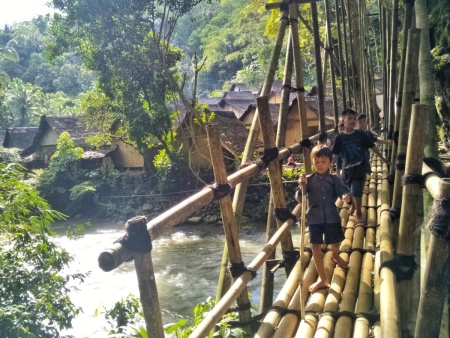 Kesederhanaan Kehidupan anak baduy luar