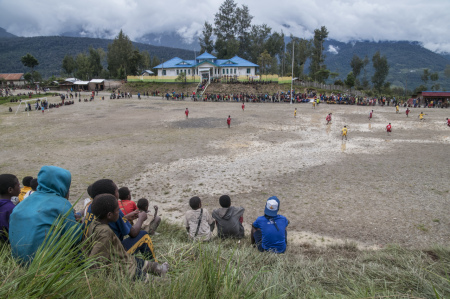 Pertandingan Sepak Bola di Kampung Papua