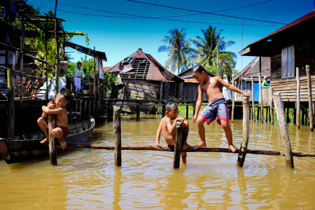 Mandi Bersama di Sungai