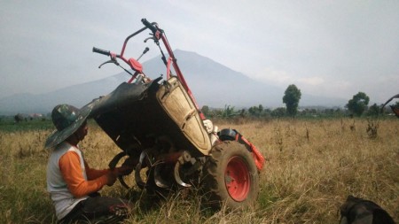 Membajak lahan pertanian