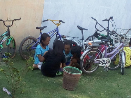 Anak desa dan sepeda