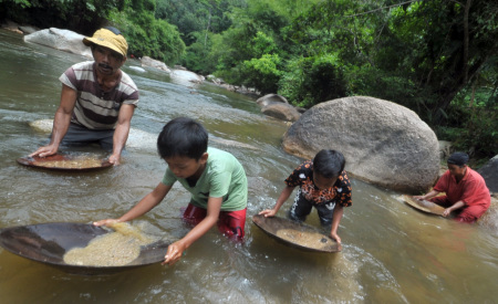 PENCARI EMAS TRADISIONAL