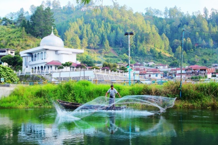 Menjala ikan pakai perahu