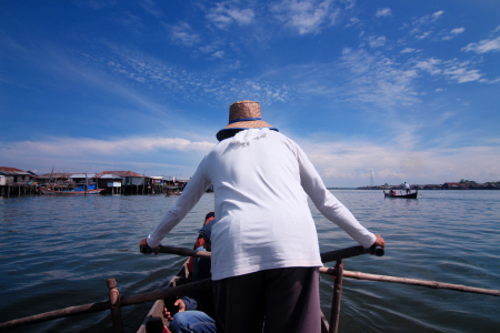 Pengayuh sampan pengantar Sewa