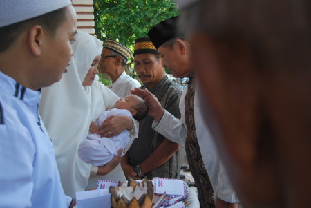 Tradisi bayi yang baru lahir